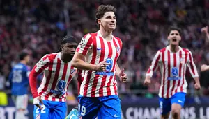 Selebrasi Julian Alvarez usai mencetak gol di laga Atletico Madrid vs Arsenal di leg 1 semifinal Liga Champions 2025/2026 di Riyadh Air Metropolitano, Kamis (30/04/2026) dini hari WIB. (AP Photo/Manu Fernandez)