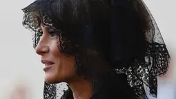 Ibu Negara AS, Melania Trump setibanya di halaman San Damaso, Vatikan untuk melakukan pertemuan dengan Paus Fransiskus, Rabu (24/5). Dalam pertemuan tersebut, Melania mengenakan kerudung renda warna hitam di kepalanya. (AP Photo/Gregorio Borgia)