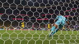 Enner Valencia. Striker sekaligus kapten Timnas Ekuador yang sementara memimpin daftar top skor Piala Dunia 2022 bersama Kylian Mbappe dengan raihan 3 gol ini tercatat sukses membuat satu gol lewat eksekusi penalti pada partai pembuka Piala Dunia 2022 menghadapi tuan rumah Qatar (20/11/2022) di Grup A yang berkesudahan 2-0 untuk kemenangan Ekuador. Penalti terjadi pada menit ke-31 saat Ekuador tengah memimpin 1-0. (AP/Ariel Schalit)