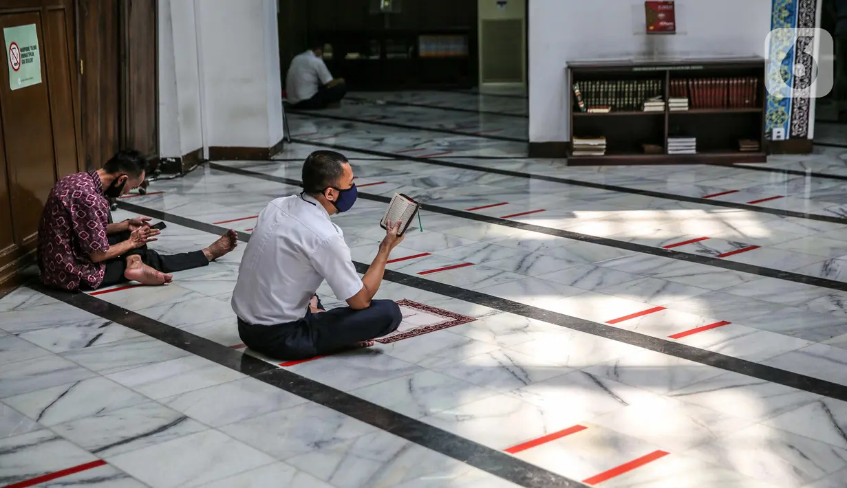 Umat Muslim membaca Al-Quran di Masjid Cut Meutia, Jakarta, Kamis (30/7/2020). Masjid Cut Meutia akan menggelar Salat Idul Adha esok hari dengan menerapkan protokol kesehatan pencegahan Covid-19. (Liputan6.com/Faizal Fanani)