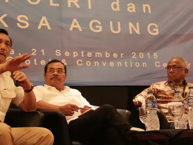Menkpolhukam Luhut Binsar Panjaitan (kiri) memberikan pemaparan dihadapan Asosiasi Pengusaha Indonesia (Apindo) di Jakarta, Senin (21/9/2015). Pertemuan tersebut membahas kondisi keamanan dan ekonomi di Indonesia. (Liputan6.com/Angga Yuniar)