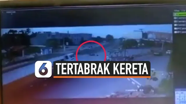 PENGENDARA MOTOR TEWAS TERTABRAK KERETA USAI TEROBOS PALANG PERLINTASAN