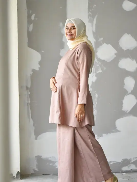 Uniknya, cara tersebut ternyata mendapat respon dari sang anak yang khawatir merasakan haus. Lalu, Zee Zee yang tengah hamil pun kembali memberikan jawaban jitunya. (Instagram/zeezeeshahab)