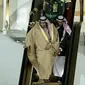 Raja Salman menuruni eskalator emas yang macet di Vnukovo International Airport, Rusia. (AP/ Ivan Sekretarev)