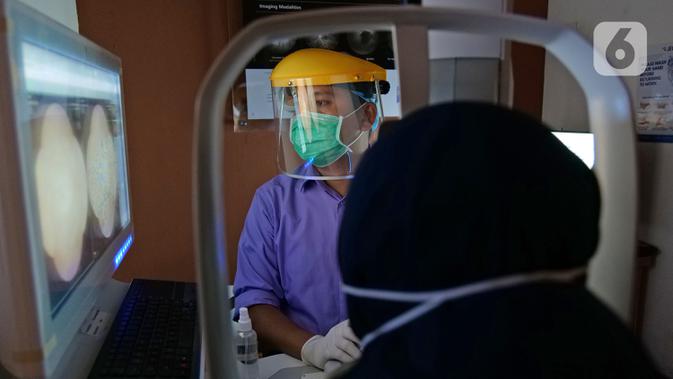 Perawat mengambil gambar saraf mata pasien di RS Mata JEC @ Menteng, Jakarta, Kamis (16/7/2020). JEC memiliki layanan JEC @ Cloud yang memberikan konsultasi kesehatan mata melalui tele-oftalmologi. (Liputan6.com/Herman Zakharia)