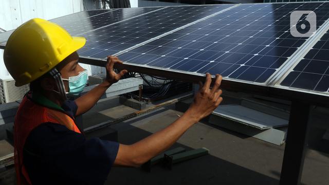 FOTO: Target Industri Panel Surya Dalam Negeri