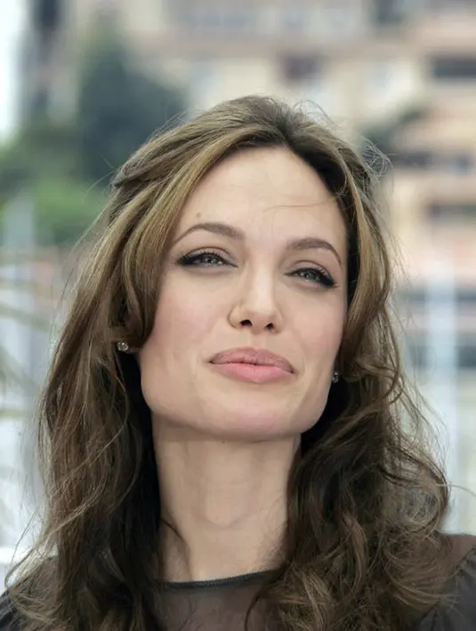 “Tahapan selanjutnya dalam hidupnya akan fokus terhadap anak-anak dan semua hal penting yang akan didukungnya. Selain itu, dia (Jolie) juga ingin fokus pada kehidupan yang menurutnya benar-benar penting. (AFP/Bintang.com)