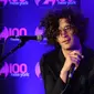Vokalis band The 1975 Matty Healy tampil di The Empire State Building, New York City, Amerika Serikat, 17 Mei 2016. (Slaven Vlasic/Getty Images/AFP)