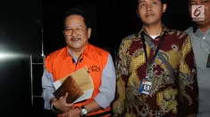 Pemilik PT Jasa Promix Nusantara dan PT Secilia Putri, Sibron Azis dikawal petugas usai menjalani pemeriksaan di gedung KPK, Jakarta, Jumat (25/1). Sibron Azis resmi ditahan 20 hari kedepan untuk memudahkan pemeriksaan. (merdeka.com/Dwi Narwoko)