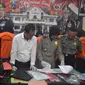 Para pelaku kejahatan dan barang bukti dibawa ke Polres Batu, Jawa Timur (Zainul Arifin/Liputan6.com)