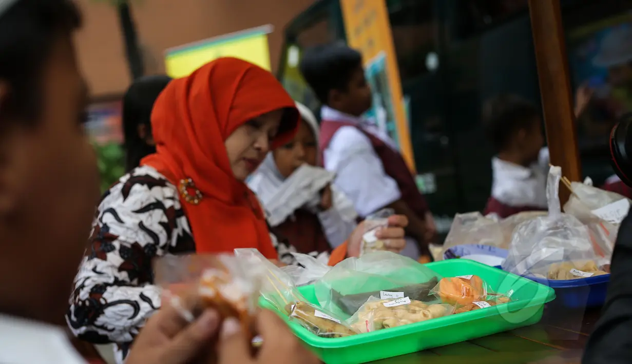 Badan Pengawas Obat dan Makanan (BPOM) melakukan sidak jajanan di SDN 15 Rawamangun, Jakarta, Senin (13/4/2015). Sidak tersebut untuk mengawasi peredaran makanan serta sosialisasi terhadap bahaya makanan mengandung formalin. (Liutan6.com/Faizal Fanani)