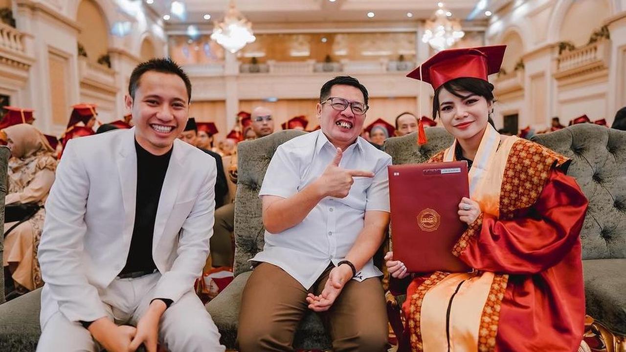 "Be positive be independent , berdiri di kaki sendiri jangan berharap sama orang lain, berharap lah ke pada Tuhan mu," lanjutnya.