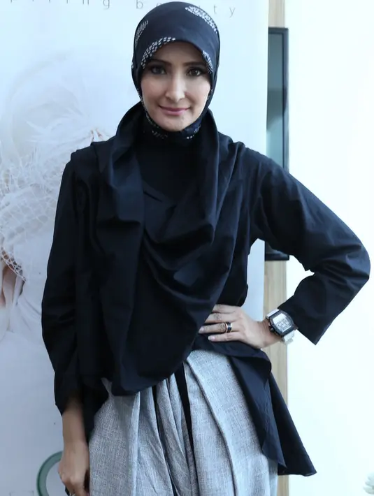 'Begitu lepas lipstik warna bibir saya pucat,' ungkapnya Inneke Koesherawati di Beauty Store Wardah Cosmetics, fx Sudirman, Jakarta Pusat, Jumat (4/9/2015). (Galih W. Satria/Bintang.com)