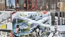 Pejalan kaki saat melintas di sisi luar proyek pembangunan Pasar Senen Blok I dan II, Jakarta, Minggu (15/11/2020). Pembangunan gedung pasar yang berada di lahan seluas 69.600 meter persegi itu terus dikebut setelah sebelumnya ludes akibat kebakaran pada 2017. (merdeka.com/Iqbal S Nugroho)