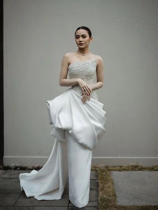 Melihat detail tampilan anggun Mahalini Raharja di resepsi pernikahan (@hiantjen)