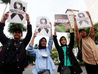 Komunitas Centennialz menggelar Aksi Duka 1 Juta Pita Hitam untuk Timnas Indonesia U-20 dan Piala Dunia U-20 di trotoar FX Sudirman, Jakarta, Jumat (31/3/2023). Aksi tersebut digelar secara serentak di 10 titik se-Jabodetabek sebagai wujud rasa duka anak muda atas pembatalan Indonesia sebagai tuan rumah Piala Dunia U-20. (Bola.com/M Iqbal Ichsan)