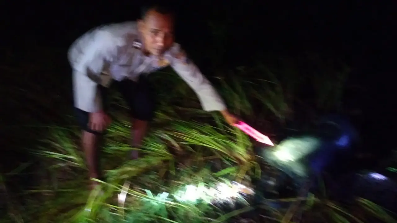 Polisi lakukan identifikasi mayat yang ditemukan di kawasan Rwowo Biru Banyuwangi (Istimewa)