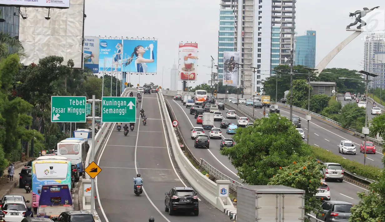 Suasana di Fly over Pancoran, Jakarta, Selasa (16/1). Fly Over Pancoran telah dibuka pada 15 Januari 2018. Kepolisian dan Dinas Bina Marga DKI Jakarta melakukan sebagai upaya mengurangi kemacetan di jalan protokol ibu kota. (Liputan6.com/Angga Yuniar)