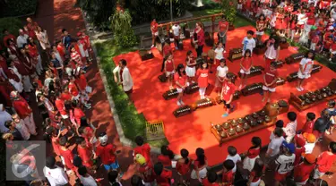 Ratusan siswa menyanyikan lagu Kemerdekaan Indonesia di pelataran Jakarta Intercultural School (JIS) Pattimura, Jakarta, Rabu (24/8). Peringatan HUT RI dimeriahkan oleh siswa JIS dengan mengadakan sejumlah perlombaan. (Liputan6.com/Gempur M Surya)