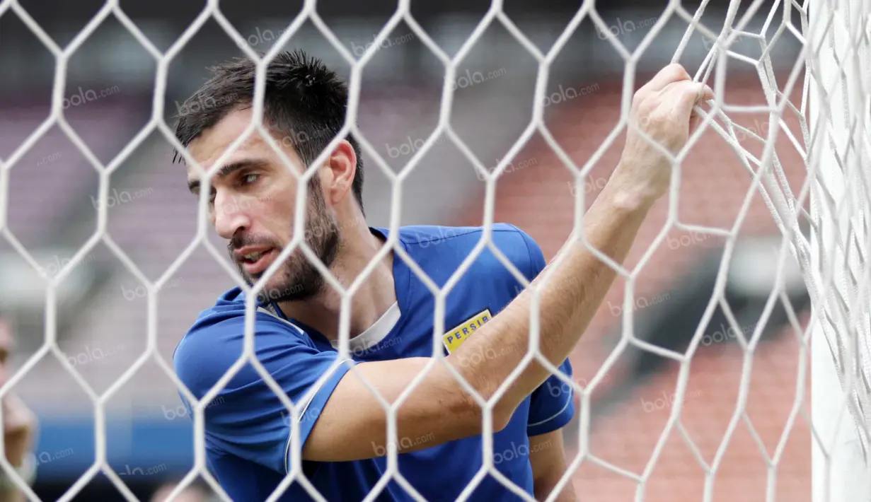 Vladimir Vujovic yang menjadi kekuatan Persib Bandung di lini belakang saat final Torabika Bhayangkara Cup 2016 nanti, bersemangat berlatih di Stadion Utama Gelora Bung Karno, Jakarta, Sabtu (2/4/2016). (Bola.com/Nicklas Hanoatubun)