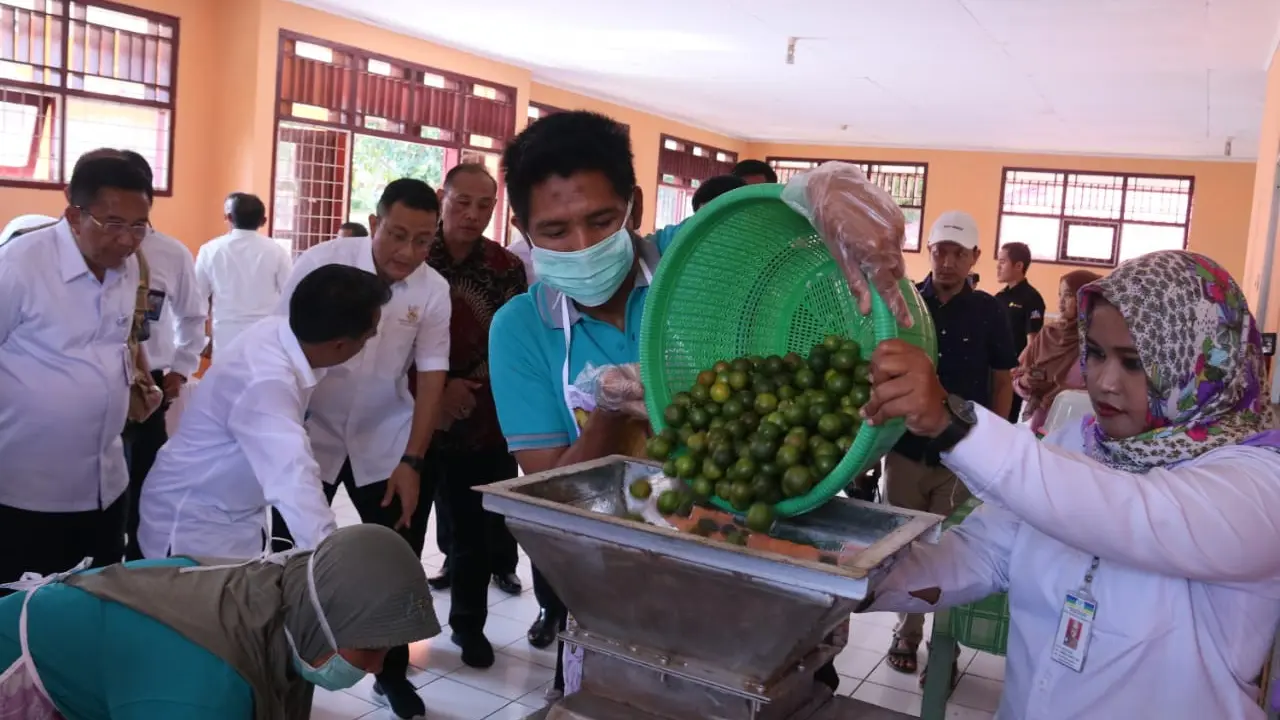 Cicipi Sirup Racikan Penyandang Disabilitas Mensos Simpulkan Ini Bukti Efektifitas Pendekatan Humanis dan Terapi Penghidupan