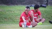 Winger Bali United Irfan Jaya saat sesi pendinginan usai sesi latihan di Lapangan Gelora Trisakti Legian pada Kamis sore (12/1/2023). Irja sudah pulih 100 persen dan punya motivasi besar untuk kembali membela Bali United. (Mahewara Putra/Bola.com)