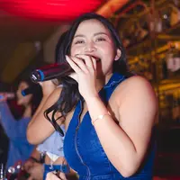 6 Potret Keseruan Rachel Vennya Saat Karaoke di Sebuah Acara. (Foto: instagram.com/afterhour_cikini)