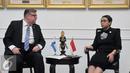 Menlu RI, Retno Marsudi (kanan) berbincang dengan Menlu Finlandia, Timo Soini di Gedung Pancasila, Jakarta, Senin (2/11/2015). Pertemuan membahas rencana kedatangan Presiden Finlandia ke Indonesia. (Liputan6.com/Helmi Fithriansyah)