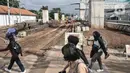 Calon penumpang kereta listrik Commuterline (KRL) saat melintas di dekat proyek pembangunan Stasiun Manggarai, Jakarta, Rabu (22/2/2023). Kepala Balai Teknik Perkeretaapian Wilayah Jakarta-Banten Rode Paulus mengungkapkan, pembangunan Stasiun Manggarai sisi timur tahap II ditargetkan akan selesai 2023. (merdeka.com/Iqbal S Nugroho)