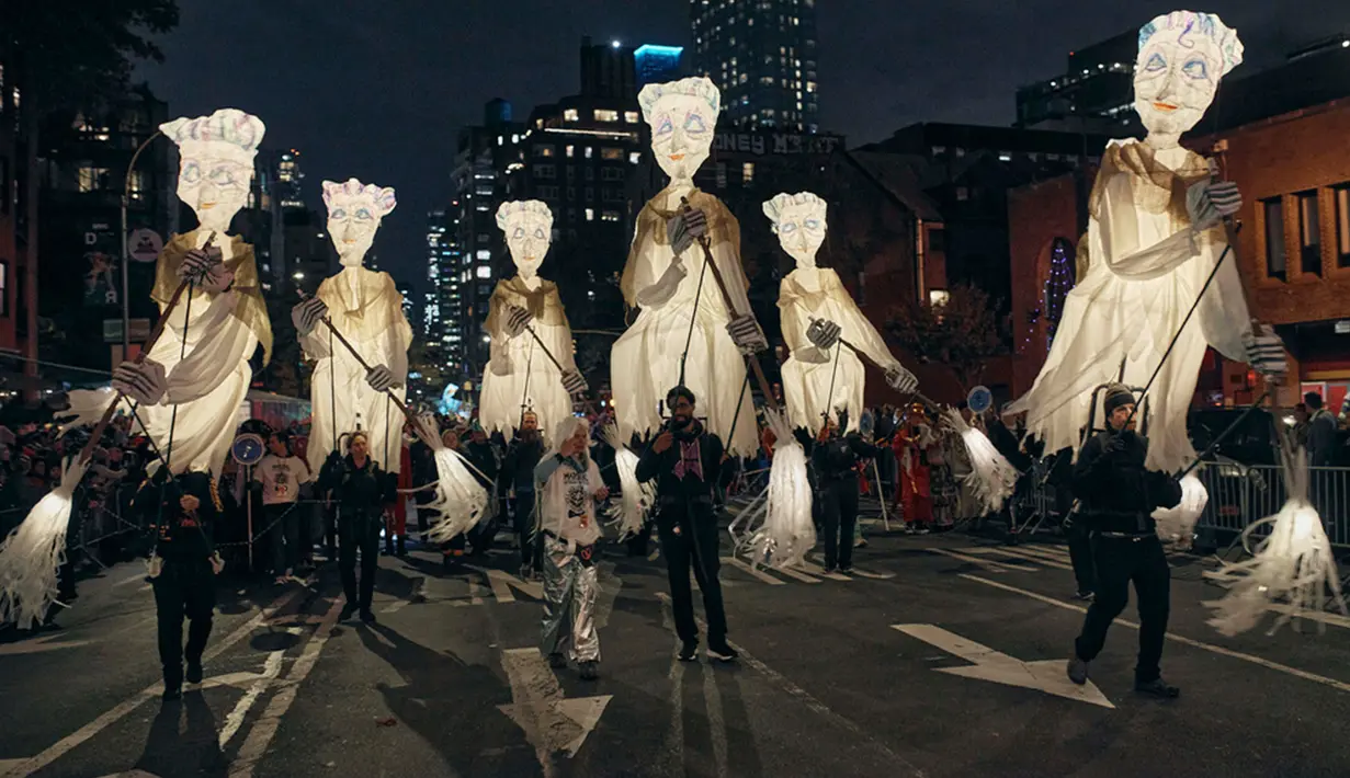 Orang-orang yang bersuka ria berbaris di sepanjang Sixth Avenue selama Village Halloween Parade di New York, Amerika Serikat, Selasa (31/10/2023). Village Halloween Parade merupakan perayaan Halloween paling kreatif dan seram. (AP Photo/Andres Kudacki)