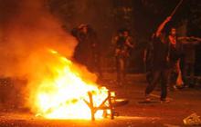 Kumpul di depan TVRI, demonstran bakar ban