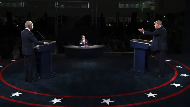 Donald Trump dan Joe Biden berpartisipasi dalam debat calon presiden 2020 pertama Selasa (29/9/2020), di Case Western University dan Cleveland Clinic, di Cleveland, Ohio. (Olivier Douliery / Pool via AP)