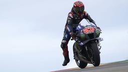 Tak lama, pebalap asal Spanyol itu malah terlibat insiden dengan Fabio Quartararo. Dikutip dari The Race, Marquez membuat sebuah kesalahan kecil usai keluar dari tikungan tiga. Ia kehilangan sedikit grip ban belakang dan bermaksud untuk melakukan koreksi. Karena kecepatan Marquez tiba-tiba menurun, Fabio Quartararo yang ada di belakangnya tak sempat bereaksi. Pebalap asal Prancis itu pun menghantam sisi kanan belakang Marquez dan terjatuh ke aspal. (AP/Jose Breton)