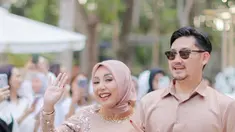 Keharmonisan Angga Wijaya makin terlihat lewat momen perayaan ulang tahun Nurul Kamaria. Acara bertajuk pesta ini digelar dengan konsep outdoor dengan dekorasi yang meriah. Menariknya, hiasan lampu taman dan bunga indah membuat perayaan ultah istri Angga Wijaya terlihat mewah. (Liputan6.com/IG/anggawijaya88)