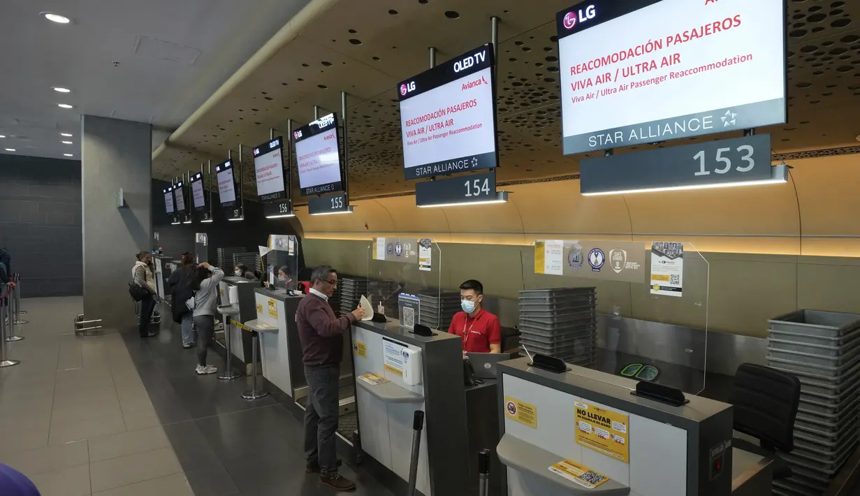 Menurut situs web mereka, maskapai ini akan menangguhkan "operasi komersial di Kolombia" mulai 30 Maret 2023. Situasi Ultra Air menjadi genting sejak JetSmart yang berbasis di Chile membatalkan rencananya untuk mengakuisisi maskapai ini pada 22 Maret 2023. (AP Photo/Fernando Vergara)