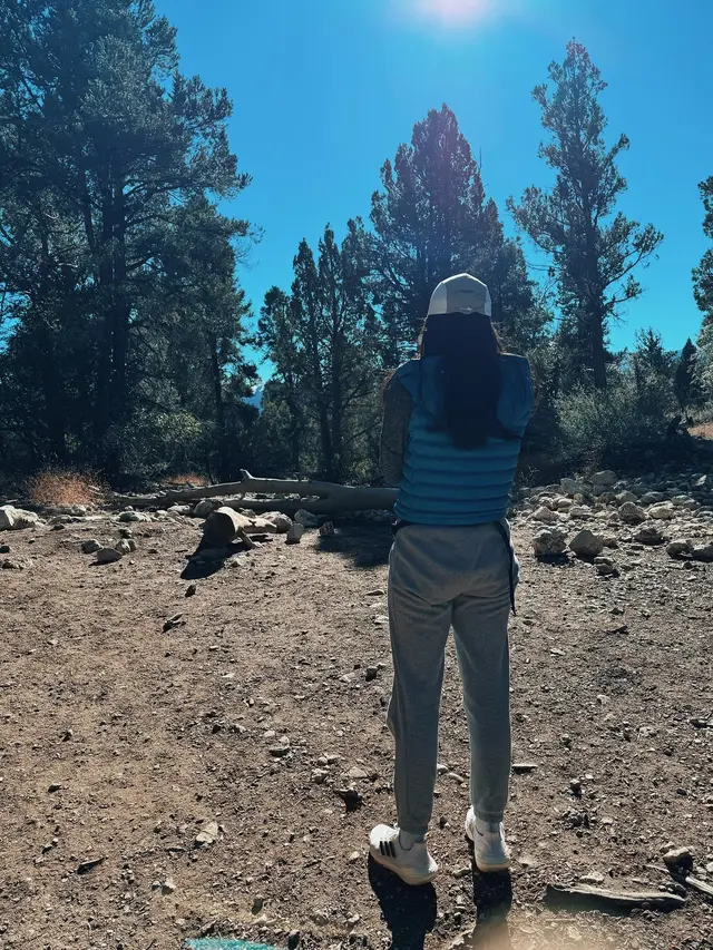 7 Potret Seru Maudy Ayunda Hiking Bareng Mertua di California