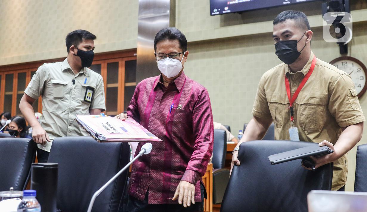 Menteri Kesehatan Budi Gunadi Sadikin bersiap mengikuti Rapat Kerja dengan Komisi IX DPR di gedung Parlemen, Jakarta, Senin (7/11/22). Rapat membahas strategi penguatan pelaksanaan Peraturan Presiden Nomor 72 Tahun 2021 tentang Percepatan Penurunan Stunting. (Liputan6.com/Angga Yuniar)