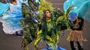 Peserta yang mengenakan kostum bertema HEAL (Kemanusiaan, Bumi, dan Kehidupan) mengikuti Jember Fashion Carnaval (JFC) ke-24 di Jember, Jawa Timur, Minggu (26/7/2026). (AFP/ Juni Krsiwanto)