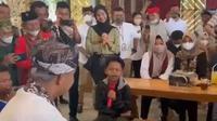 Farel Prayoga bernyanyi Ojo Dibandingke di depan Gubernur Jawa Tengah Ganjar Pranowo di Wisma Atlet Banyuwangi (Istimewa)