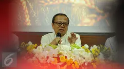 Uskup KAJ Mgr. Ignatius Suharyo saat menyampaikan pesan Paskah 2017 di Wisma Katedral, Jakarta, Minggu (16/4). Keuskupan Agung Jakarta (KAJ) juga menyampaikan beberapa himbauan tentang Pilkada DKI Jakarta. (Liputan6.com/Helmi Fithriansyah)
