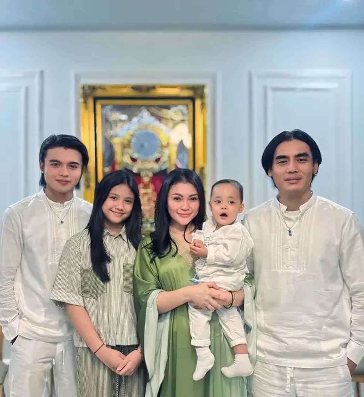 Potret Kelulusan Anak Charly Van Houten, Momen Manis yang Curi Perhatian