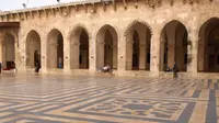 Mesjid Agung Aleppo kini hanya tinggal puing-puing dan meninggalkan permadani ubin yang luar biasa indahnya di dunia. (wikipedia)