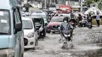 Sejumlah kendaraan terjebak kemacetan akibat banjir yang menggenangi Jalan Jatinegara Barat, Jakarta, Senin (8/2/2021). Banjir yang menggenangi Jalan Jatinegara Barat terjadi akibat luapan Kali Ciliwung yang dipicu hujan deras di Jakarta dan Bogor sejak dini hari tadi. (merdeka.com/Iqbal S. Nugroho)