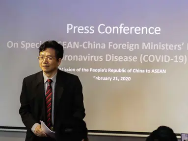 Duta Besar China untuk ASEAN, Deng Xijun memberikan keterangan terkait perkembangan virus corona COVID-19 saat Media Briefing di Jakarta, Jumat (21/2/2020). Pada kesempatan itu, Deng Xijun berharap ASEAN saling bekerja sama untuk menangani virus corona COVID-19. (Liputan6.com/Faizal Fanani)