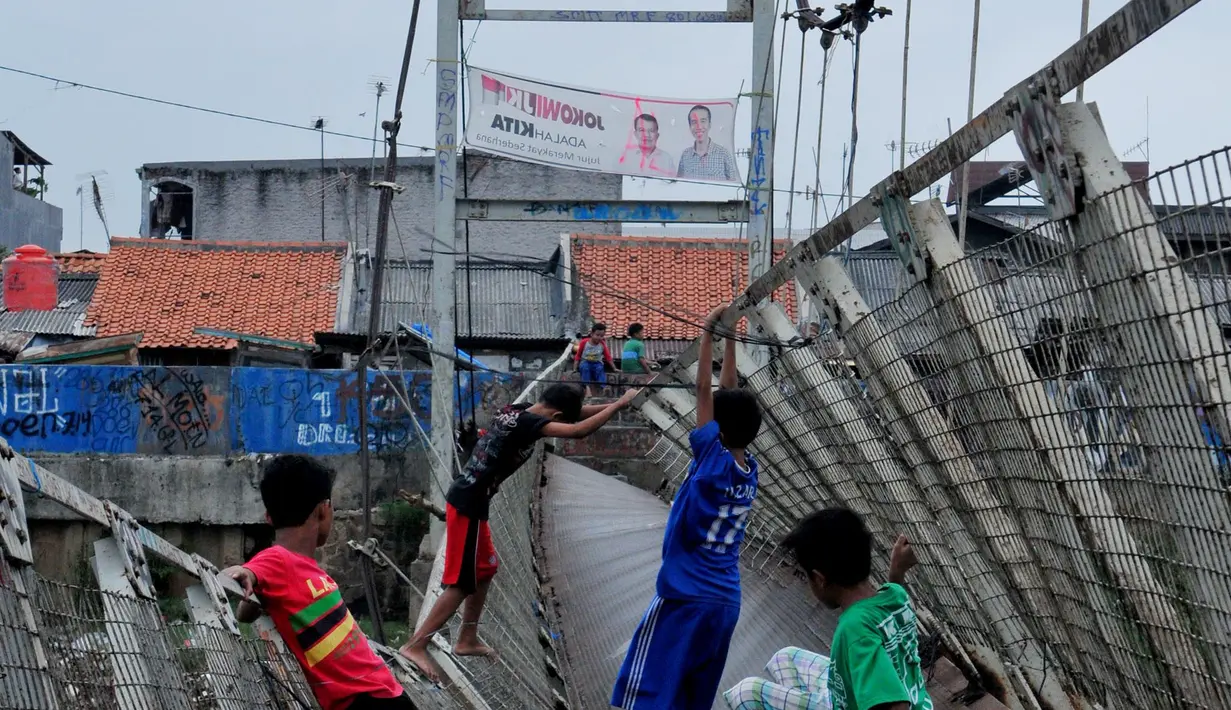 Jembatan gantung yang menghubungkan Duri Pulo dan Grogol di Petamburan, Jakarta Barat tergolong vital. Warga tetap melintas walau membahayakan mereka (Liputan6.com/Andrian M Tunay).