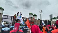 Massa Buruh Demo Depan Gedung DPR (AntaraNews)