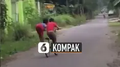 Kekompakan dua bocah ini mengayuh satu sepeda mendapat pujian dari warganet.