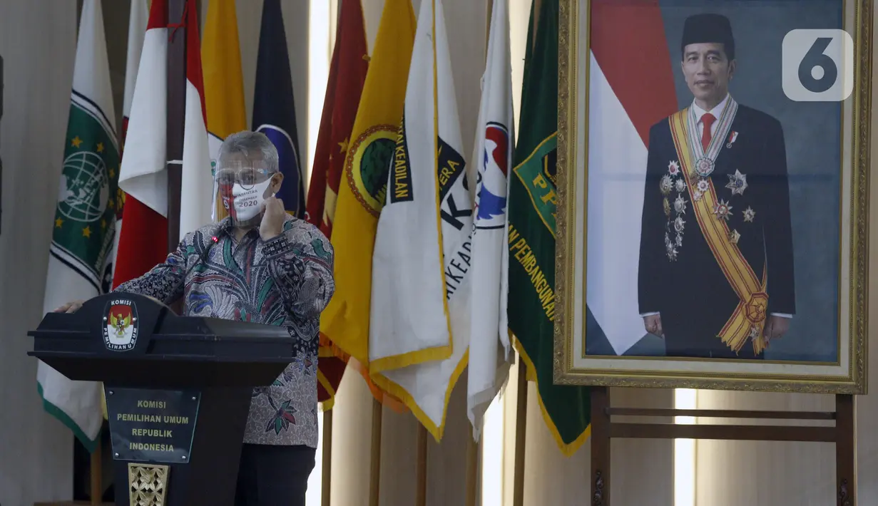 Ketua KPU Arief Budiman menyampaikan kata sambutan saat Launching Pemilihan Serentak Tahun 2020 di Gedung KPU RI, Menteng, Jakarta Pusat, Kamis (18/6/2020). Tahapan Pilkada Serentak 2020 kembali dimulai setelah sempat tertunda karena pandemi COVID-19. (Liputan6.com/Johan Tallo)