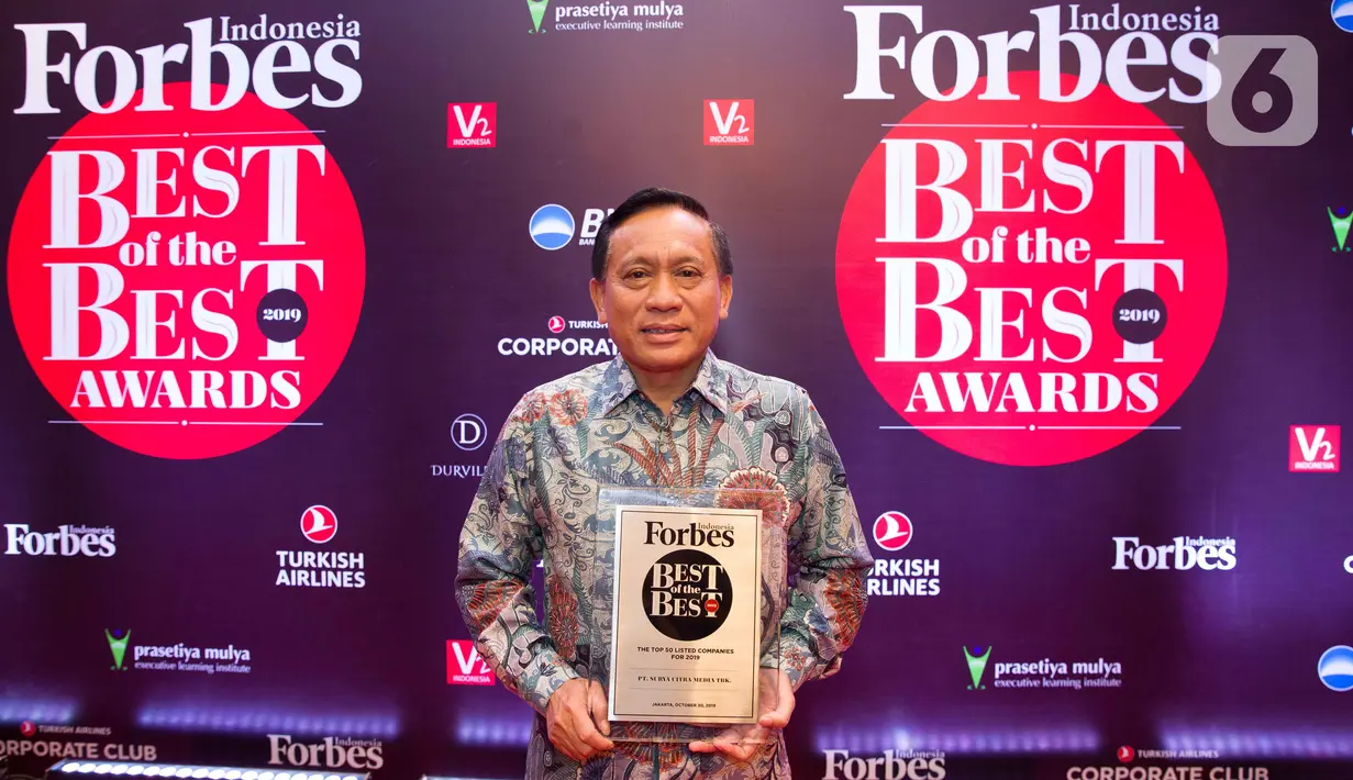 Direktur SCM, Imam Sudjarwo, menerima penghargaan dari Forbes Indonesia dalam acara bertajuk Best of the Best di Jakarta, Rabu (30/10/2019). PT Surya Citra Media Tbk (SCM) mendapat penghargaan sebagai salah satu dari 50 perusahaan terbaik yang telah terdaftar di BEI. (Liputan6.com/Faizal Fanani)
