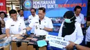 Kepala BNN, Budi Waseso (tengah) memberi keterangan jelang pemusnahan barang bukti narkotika di halaman kantor BNN, Jakarta, Kamis (9/3). Narkotika yang dimusnahkan hasil pengungkapan empat kasus berbeda. (Liputan6.com/Helmi Fithriansyah)